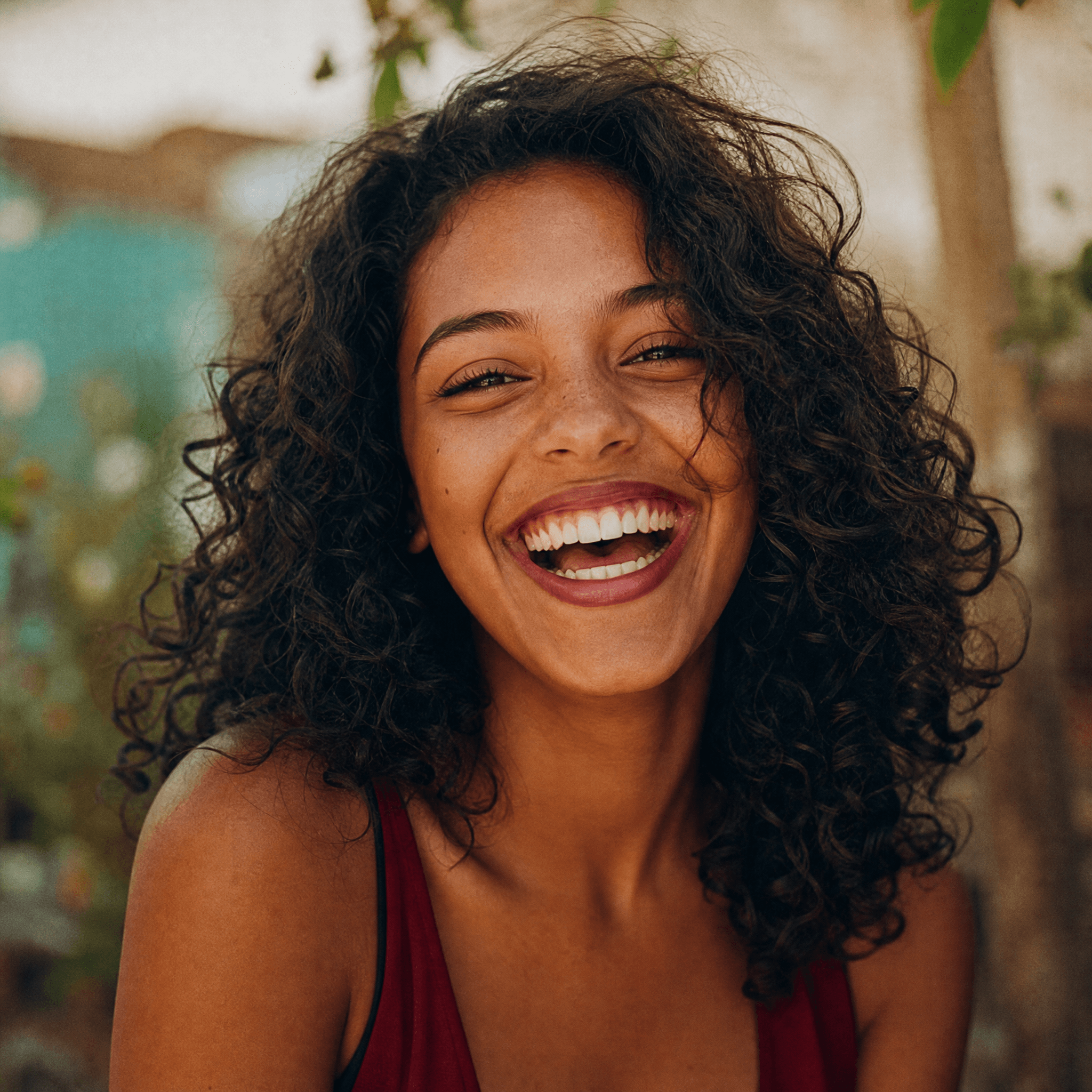 Mulher confiante sorrindo